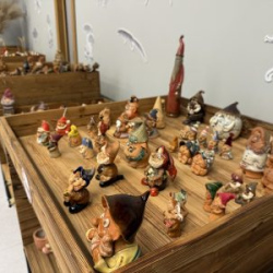 Dzintara Ozoliņa privātkolekcijas izstāde “Rūķis rūķim roku deva”