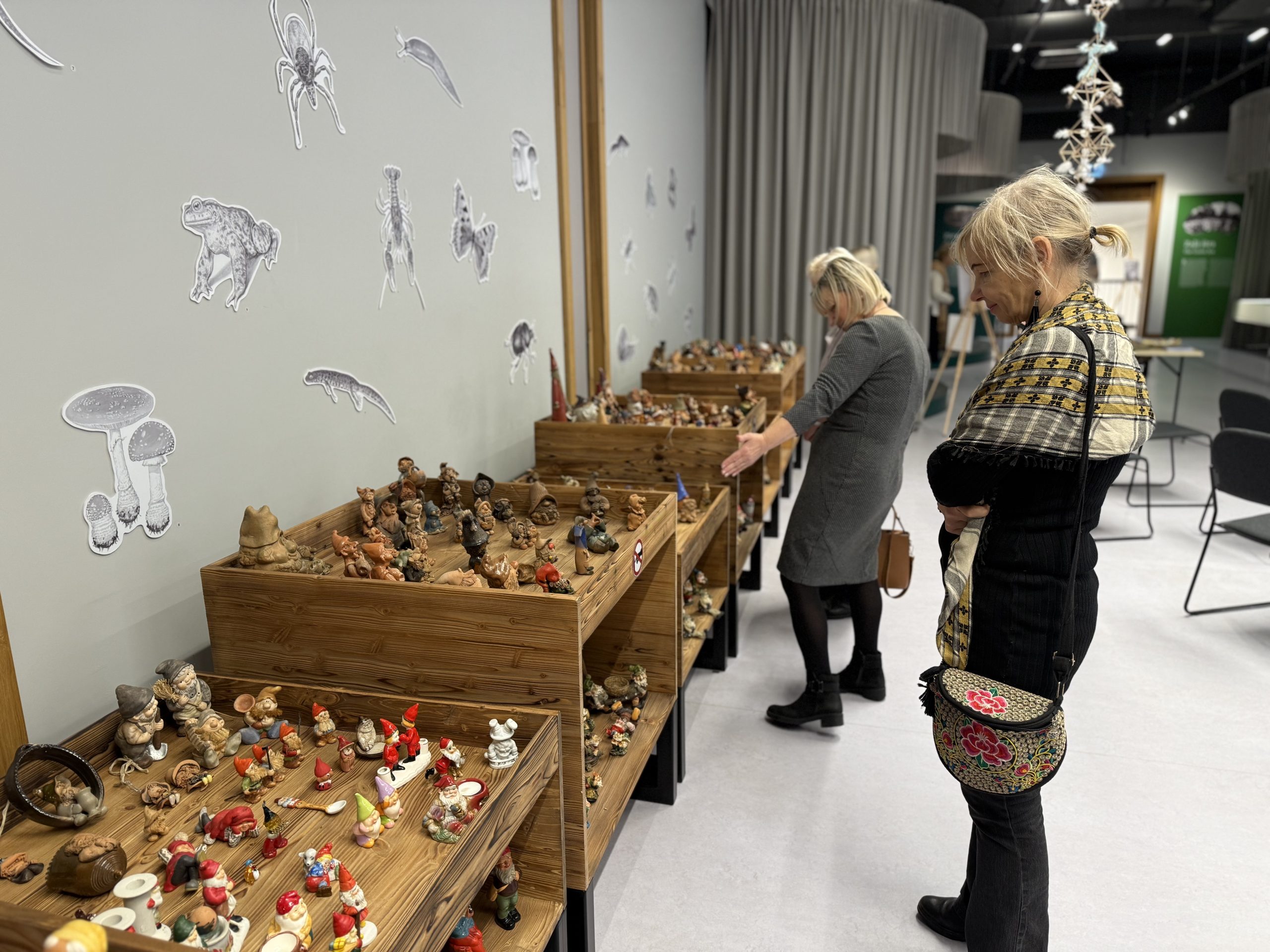 Dzintara Ozoliņa privātkolekcijas izstāde “Rūķis rūķim roku deva” Piejūras brīvdabas muzejā