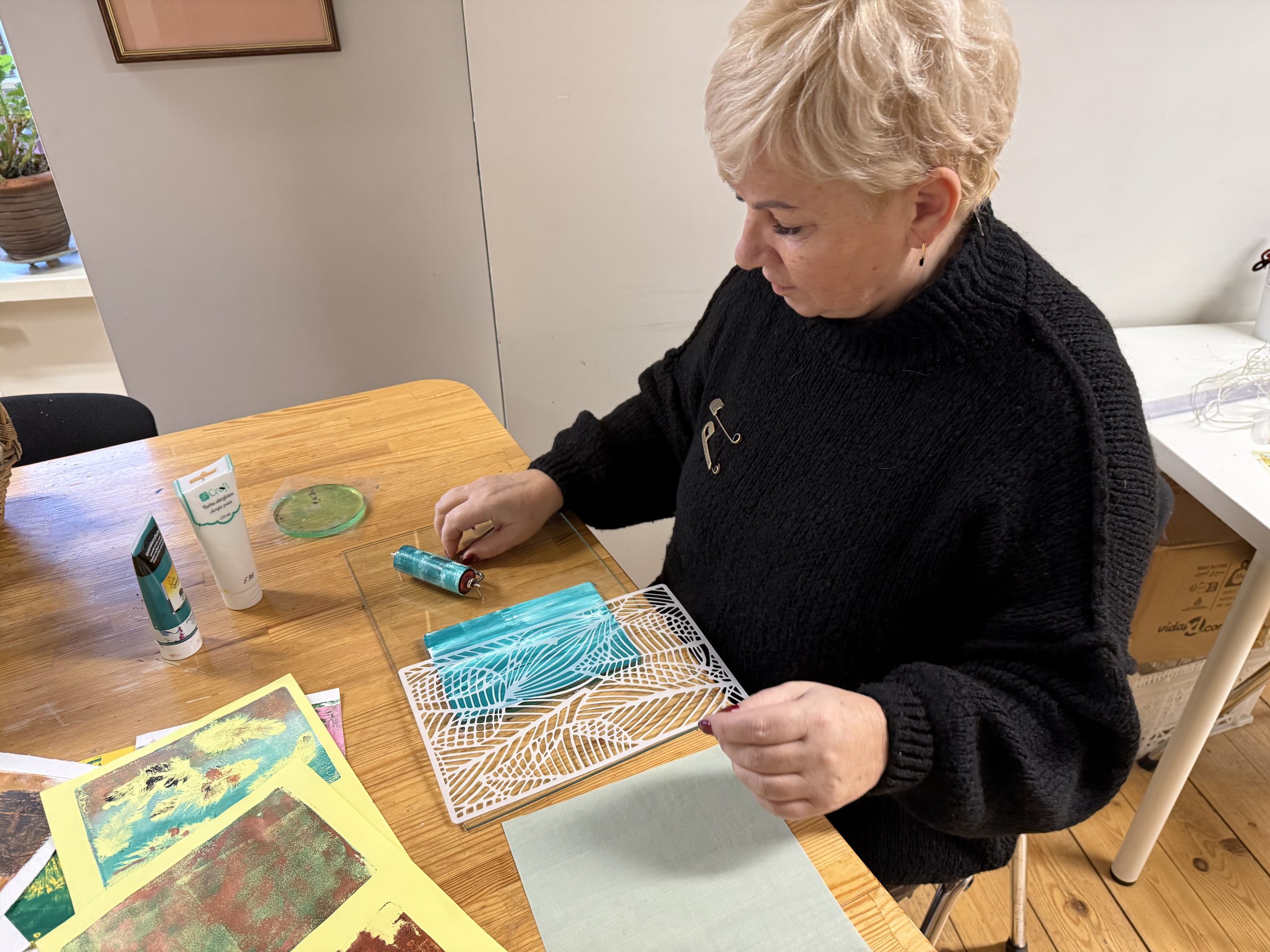 Pastkaršu darbnīca “Gel-print” tehnikā ar Amatu mājas vadītāju I. Heinrihsoni