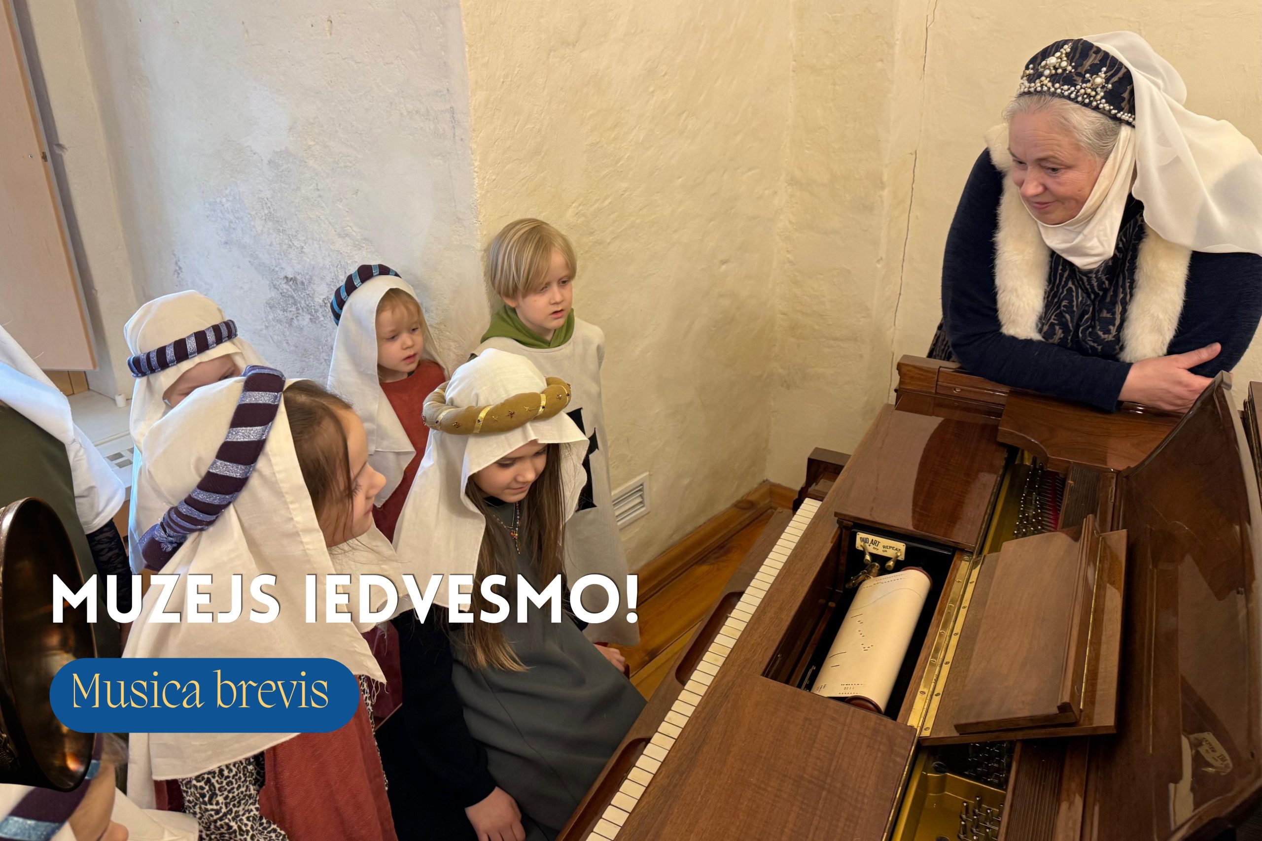 Bērni tērpos pie Vēsturiskās pianolas (1927)