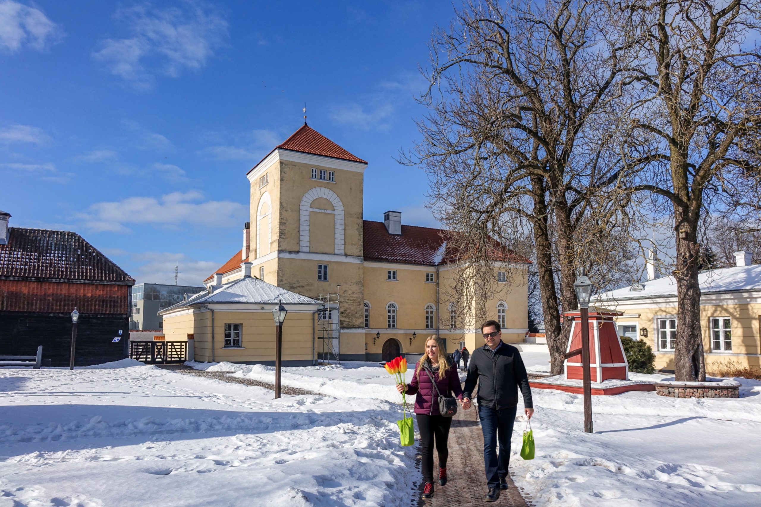 Livonijas ordeņa pils saulainā ziemas dienā