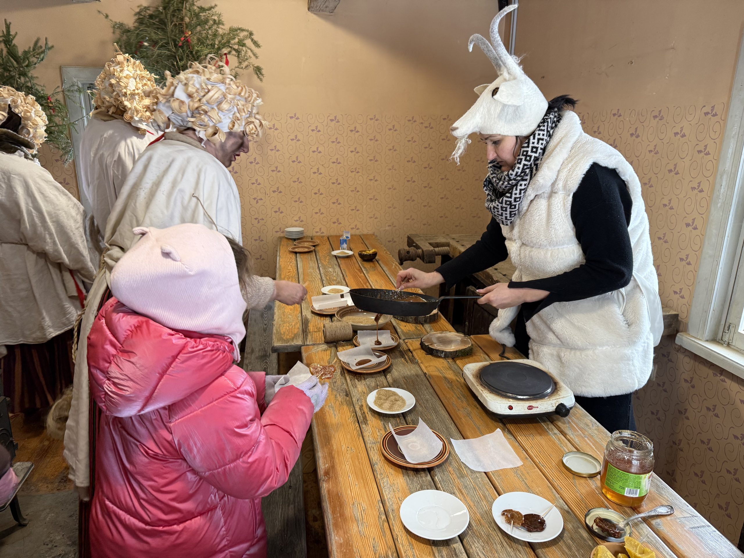 Piejūras brīvdabas muzeja Bitenieka namiņā radošā darbnīca “Bišu medus saldumu izgatavošana”.