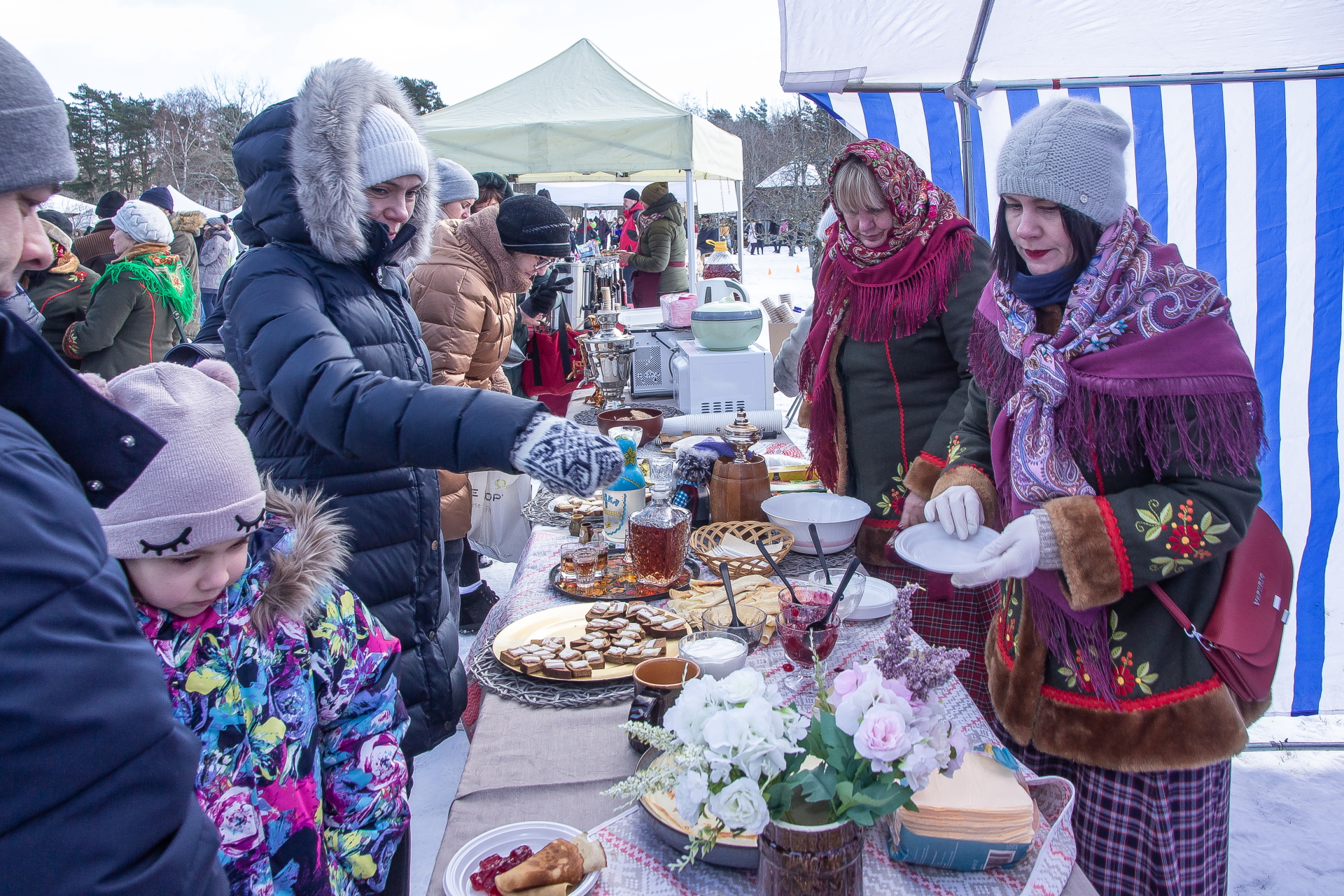 Masļenica Piejūras brīvdabas muzejā - tirdzniecības zona ar pircējiem un tirgotājiem.