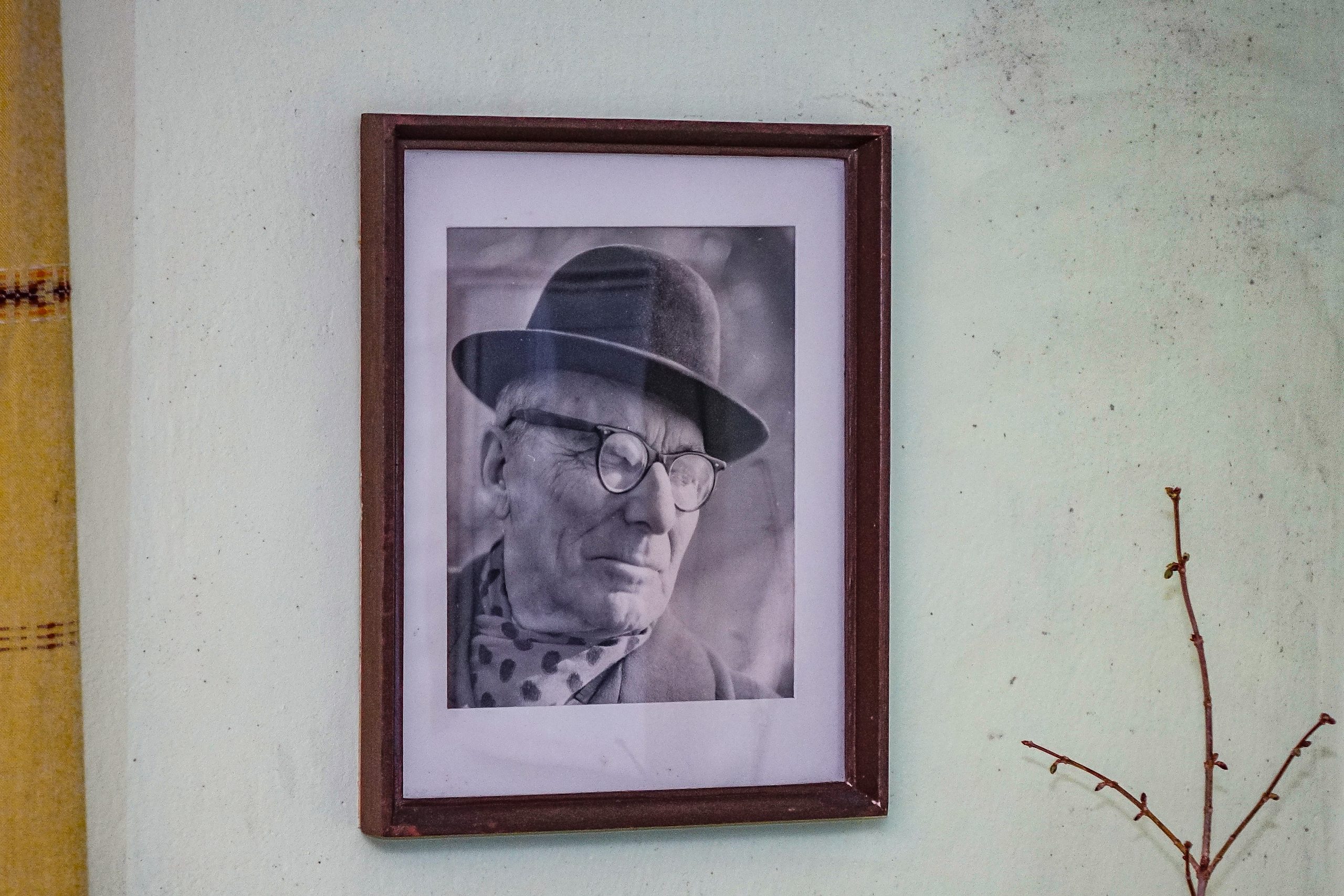 H. Dorbe muzejs ar Herberta Dorbes foto rāmi pie sienas.