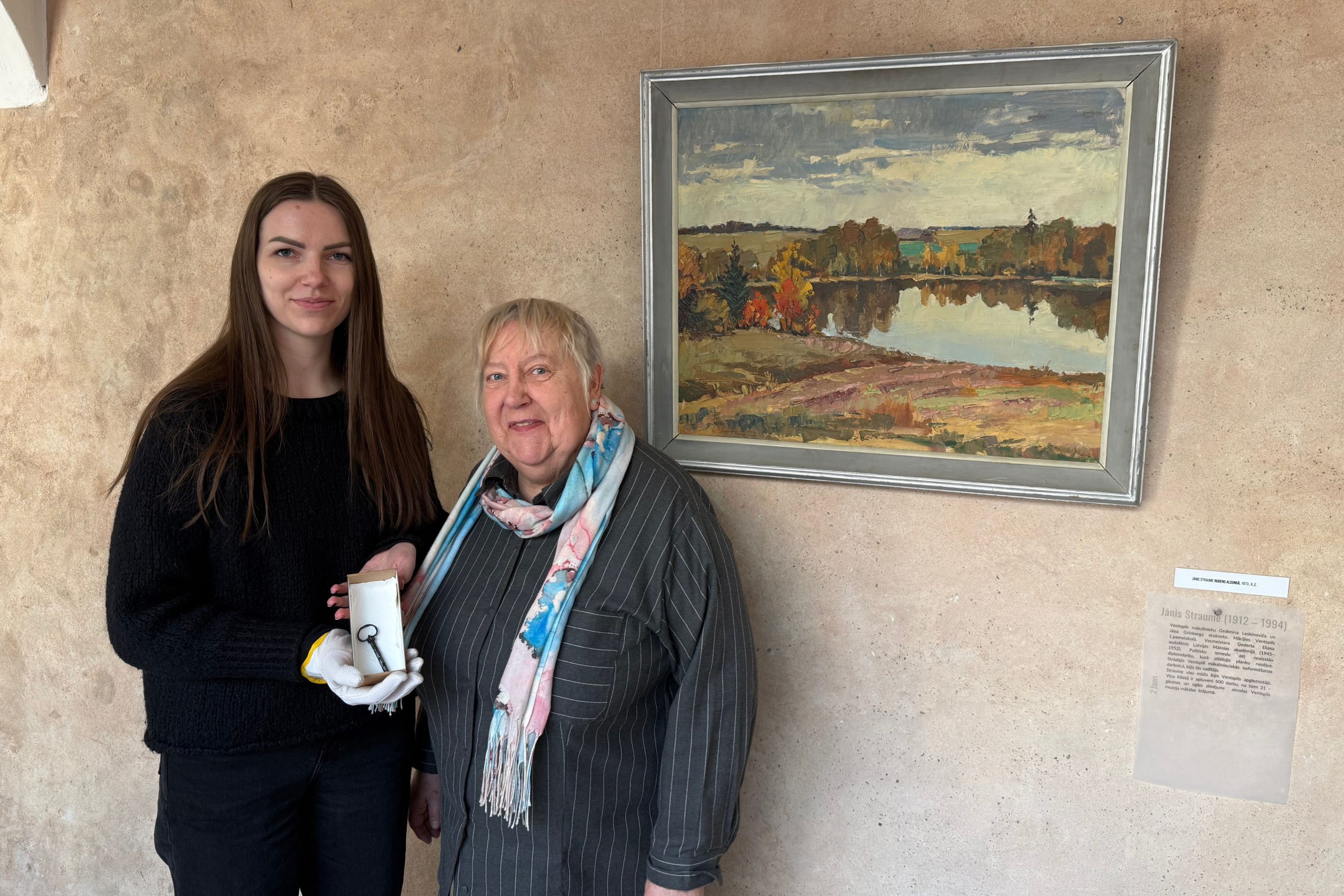 Ventspils muzeja Restaurācijas laboratorijā stažējās Kuldīgas novada muzeja eksponātu restauratore