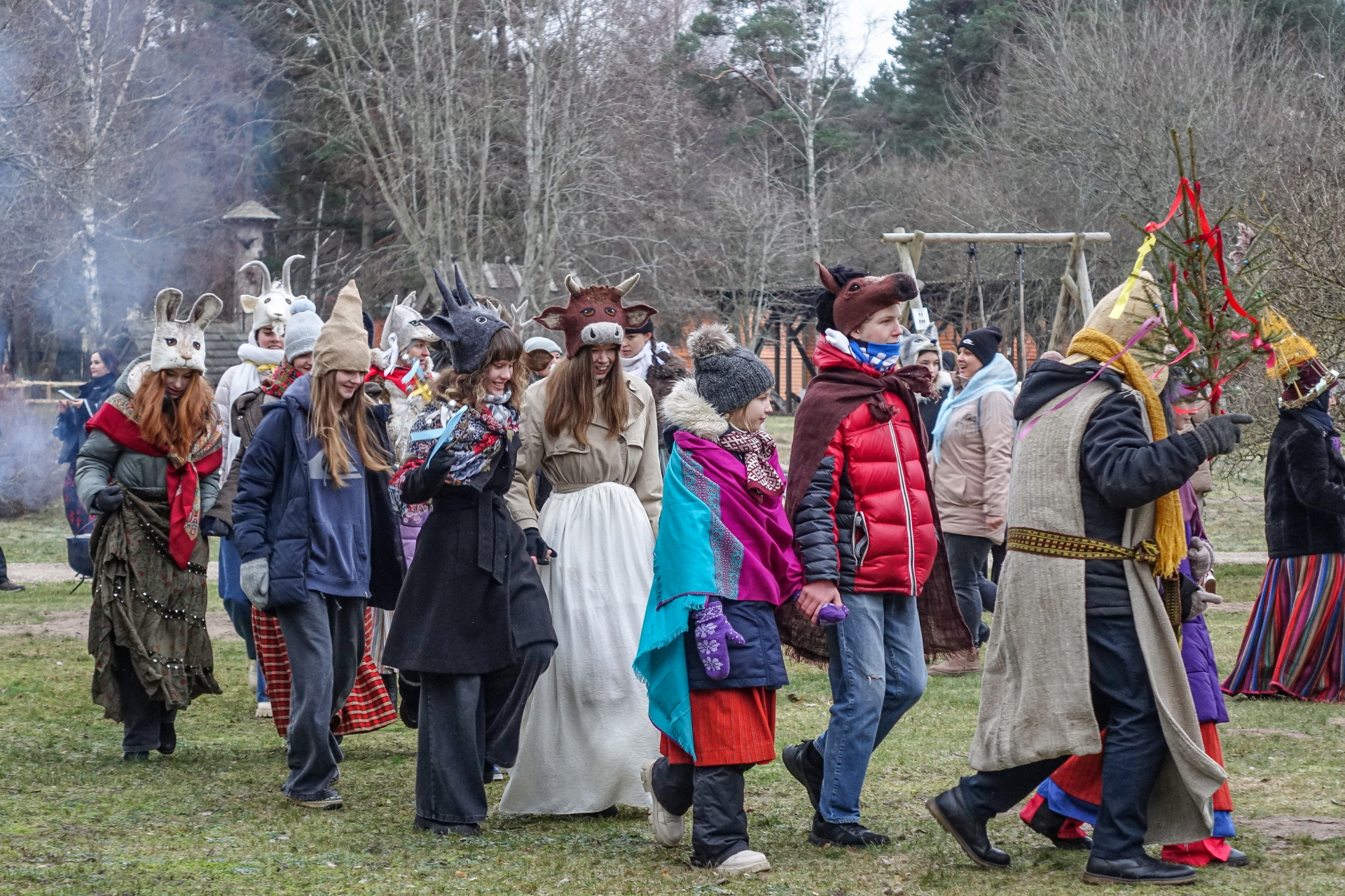 Meteņu svinības Ventspils Piejūras brīvdabas muzejā – cilvēki tradicionālos tērpos un maskās piedalās gājienā, nesot rotātu kociņu un svinot latviešu gadskārtu svētkus.