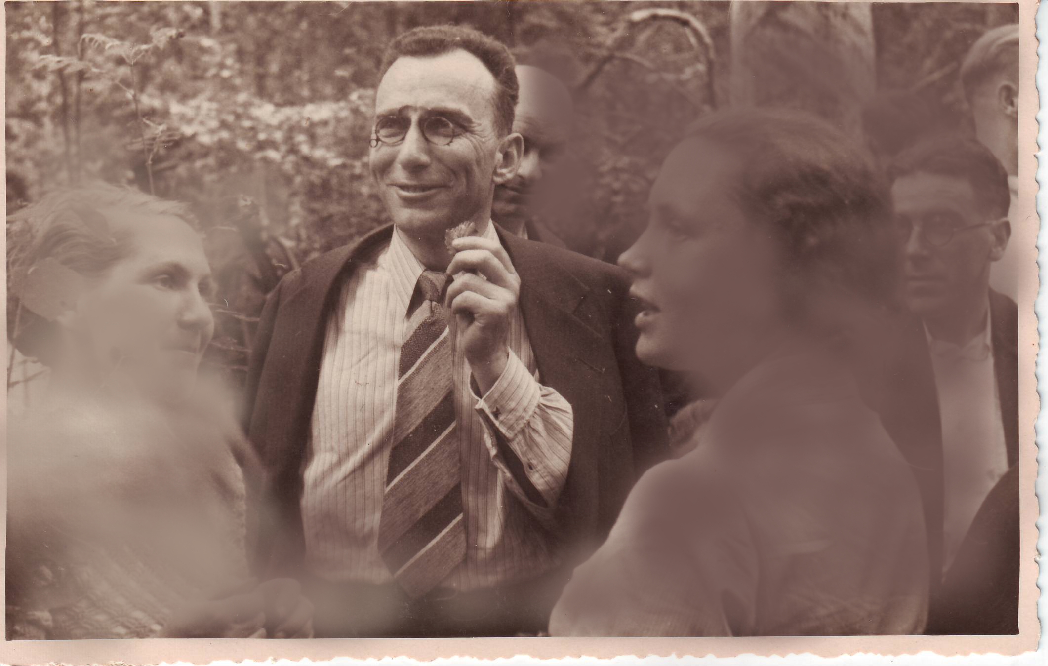 H. Dorbe jaunībā ar skolotājiem.